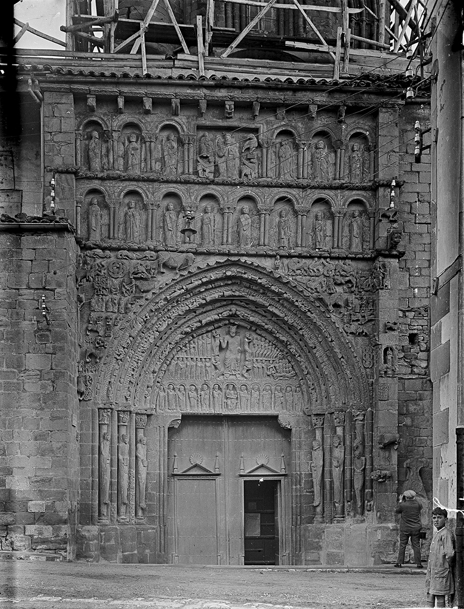 Francesc Folguera, detalle de la portada de Santa María la Real en Sangüesa, 05/09/1927 © Arxiu Fotogràfic de Barcelona, AFB2-004