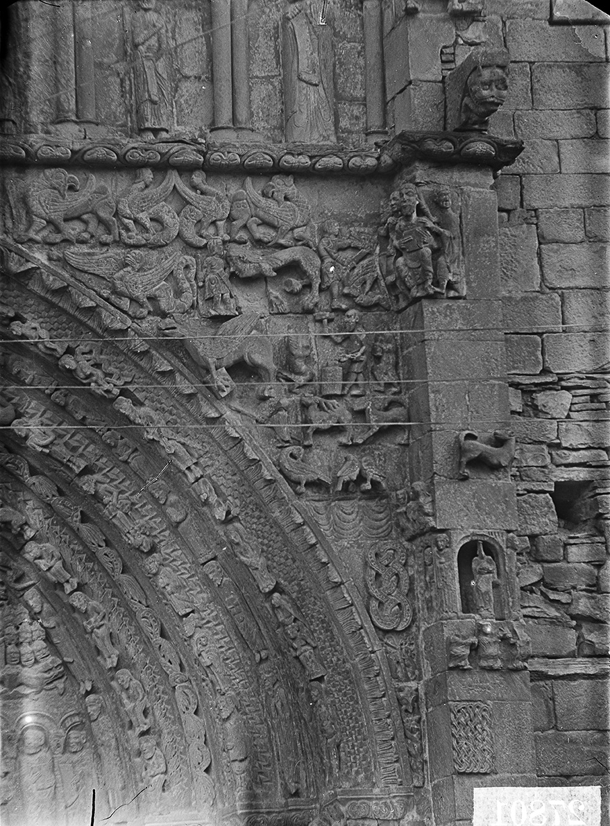 Francesc Folguera, detalle de la portada de Santa María la Real en Sangüesa, 05/09/1927 © Arxiu Fotogràfic de Barcelona, AFB2-004