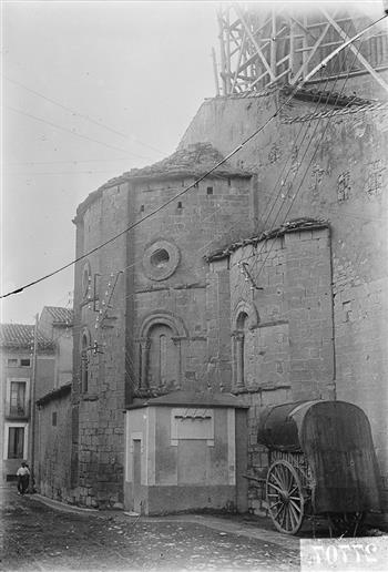 Francesc Folguera, ábside de Santa María la Real en Sangüesa, 05/09/1927 © Arxiu Fotogràfic de Barcelona, AFB2-004