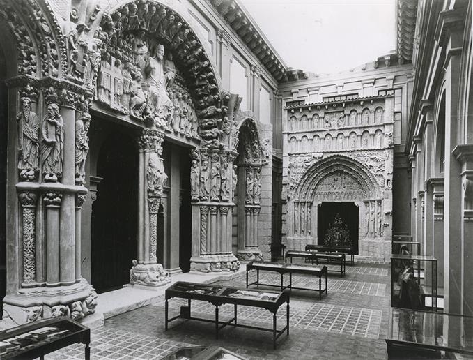 Sala X de la exposición, con la portada de Santa María la Real al fonfo